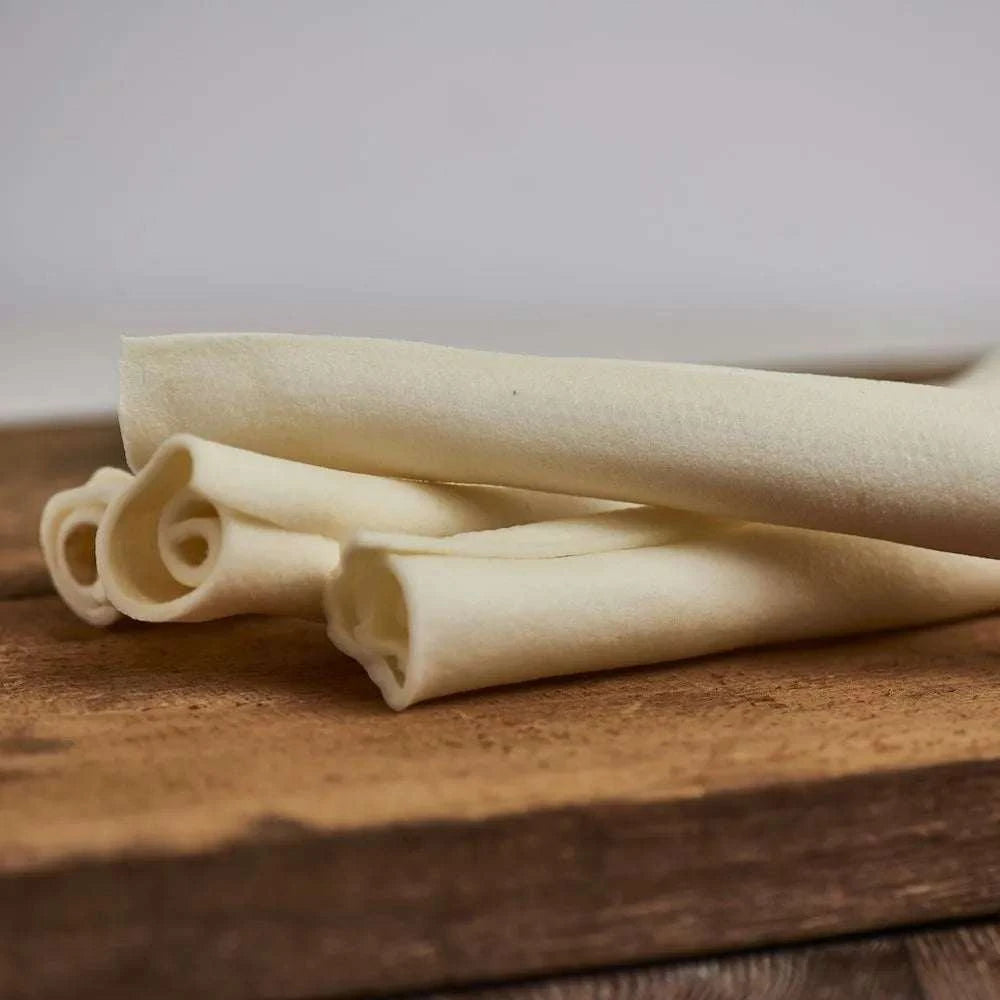 Naturkaurolle Rind, 20 cm, handgerollt, platziert auf einem Holzbrett.