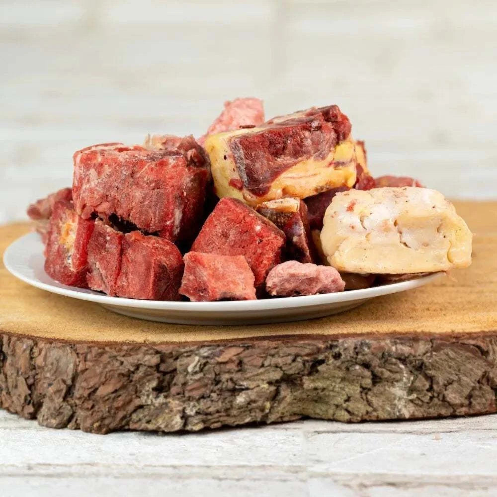 Hundefutter Pferd BARF 1.000 g Beutel auf Teller, bestehend aus Muskelfleisch, Pferdefett, Knochenmus und Innereien.