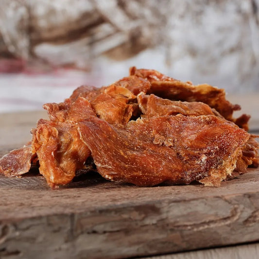 Geflügelchips liegen auf Holzplatte