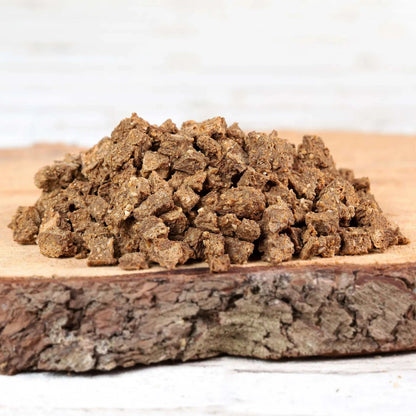 Kaninchenfleischwürfel auf Holzbrett, 100 % Kaninchen, optimaler Trainingssnack.