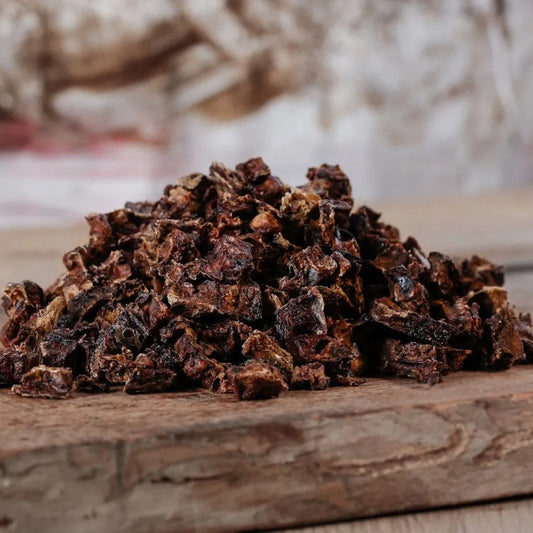 Rinderlungenwürfel auf Holzplatte