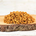 Putenfleischwürfel auf Holzbrett, 100 % reines Fleisch, ideal fürs Hundetraining.