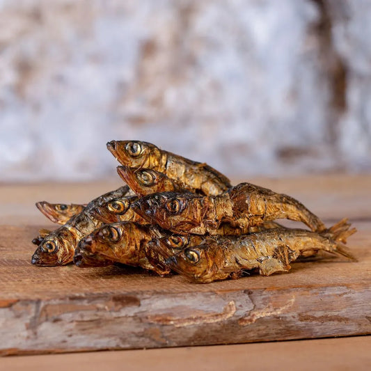 Getrocknete Heringe auf Holzplatte