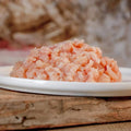 Hühnermuskelfleisch gewolft auf Teller, reich an Vitamin K, ideal für Hunde.