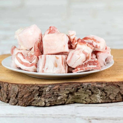 Lammfett auf Holzbrett, ideale Energiequelle für Haustiere, Ergänzung zu magerem Fleisch.
