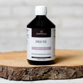 Omega Plus 500 ml Flasche mit kaltgepressten Ölen für Hunde und Katzen, platziert auf einem Holzbrett.
