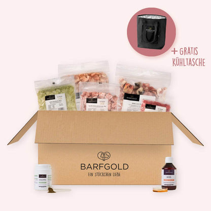 Starterpaket Classic Rind für BARF-Ernährung mit Rindfleisch, Huhn und Ergänzungen; inklusive Kühltasche für Hunde. Produkte des Starterpakets platziert in einer BARFGOLD-Versandbox.