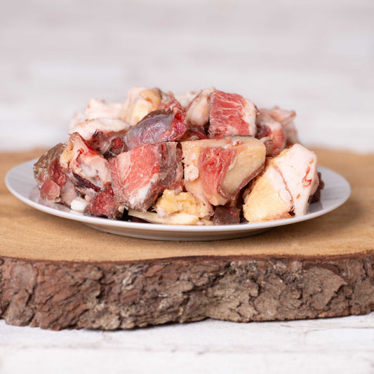 Pferdefett 500 g Beutel auf Holzunterlage, glänzendes Fell fördernd, ideal für allergische Tiere und Energielieferant.