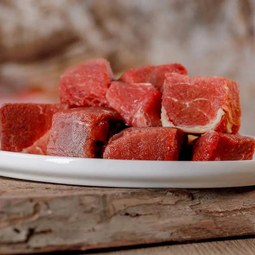 Pferdemuskelfleisch in Würfeln auf einem Teller, fettarm und reich an Eiweiß, mit ungesättigten Fettsäuren und Vitaminen.