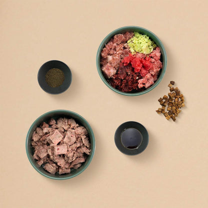 Starterpaket für kleine Hunde mit BARF-Zutaten, bestehend aus Huhn-Komplettmenü, Entenfleisch, Rinderinnereien, Gemüse- und Früchtemix.